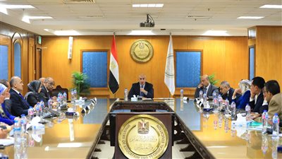 وزير التربية والتعليم يعقد اجتماعًا مع مديري المديريات التعليمية 