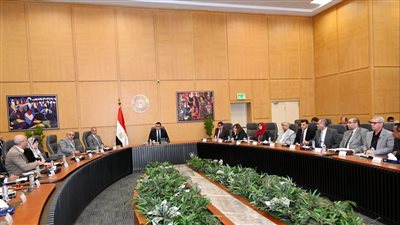 وزير الإسكان يتابع موقف تنفيذ وحدات 