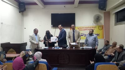 وكيل تعليم سوهاج يكرم عددًا من المعلمين 