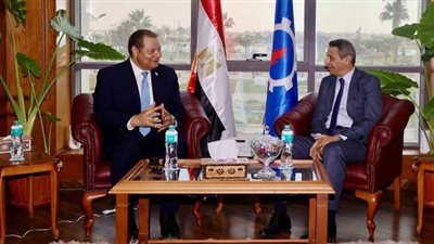 رئيس الرقابة الصحية يناقش مع محافظ السويس خطة اعتماد مبنى الحروق والطوارئ