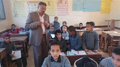 مدير تعليم نجع حمادي يزور مدرسة الشرارة الإبتدائية