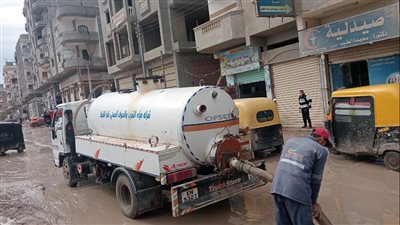 كسح تجمعات المياه بحى الشهداء بالإسماعيلية 