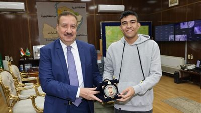 محافظ المنوفية يكرم طالب من ذوي الهمم لاختراعه روبرت كهربائي