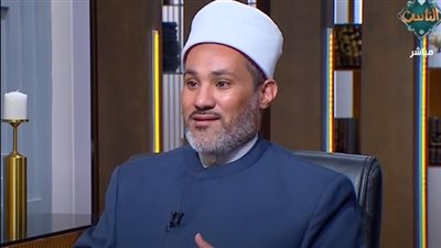 أمين الفتوى: الصلاة خلف الإمام عبر التلفزيون أو من خلال الجدران باطلة