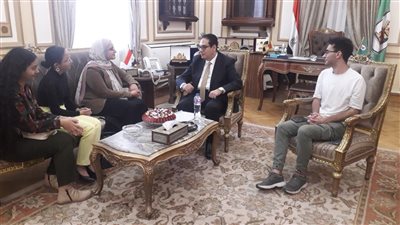 رئيس جامعة القاهرة يلتقي أسرة أول مجلة شبابية تصدر عن وحدة بحوث الهجرة 