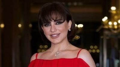 سلاف فواخرجي تطل بأحدث صيحات الجمبسوت على الريد كاربت للفليم السوري 