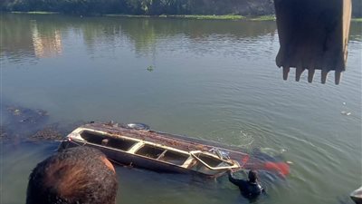 سقوط سيارة أجرة في ترعة القاصد بالمنوفية وإصابة 14 راكبًا|صور