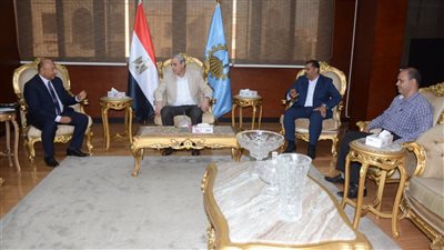 محافظ الغربية يناقش مستجدات الأعمال بكورنيش المحلة