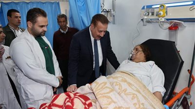 محافظ المنوفية يتفقد موقع سقوط سيارة أجرة بترعة القاصد 