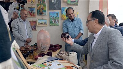 رئيس الوزراء يتفقد القرية التراثية بالخارجة .. ومعرض 