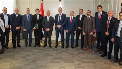 اقتصادية قناة السويس توقع عقد انتفاع بالأرض لتنمية وتطوير 3.3 كم2 