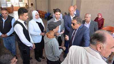 محافظ الدقهلية يتفقد الإدارات الخدمية ويستمع لمطالب المواطنين