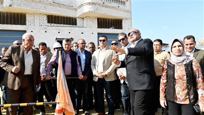وزير الإسكان ومحافظ دمياط يتفقدان مشروعات توصيل خدمات الصرف الصحى للمناطق الريفية
