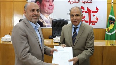 بالتعاون مع وزارة الإتصالات.. محافظ المنيا يسلم 72 شهادة “ICDL” معتمدة دوليًا 