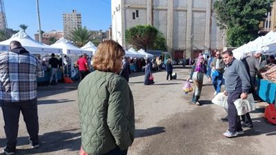الأجانب يشاركون المصريين فى الإقبال علي منتجات سوق المزارعين بالإسكندرية 