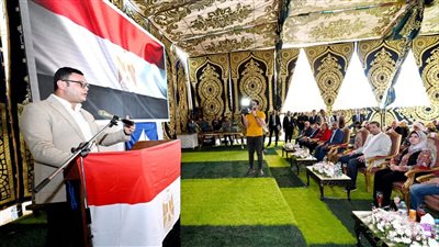 وزير الإسكان ومحافظ دمياط يسلمان عقود وحدات 