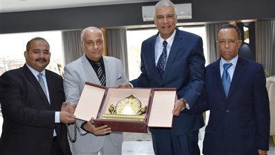 إهداء درع نادي القضاة لمحافظ أسوان تقديرا لجهوده ودعمه للمجتمع