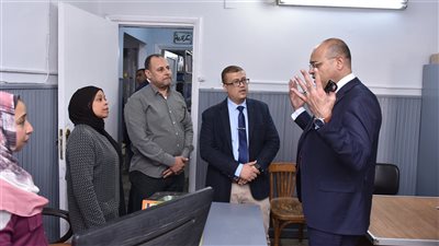 جبران يتفقد سير العمل في مكتب إمبابة ويوجه بحُسن التعامل مع المواطنين