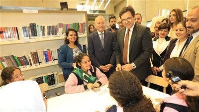 وزير الثقافة ومحافظ القاهرة يفتتحان مكتبة 