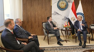وزير البترول يبحث تعزيز التعاون مع السفير الكندي في مجال التعدين