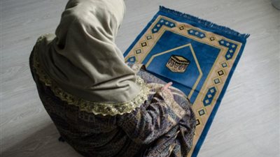 حكم تأخير صلاة العشاء حتى منتصف الليل