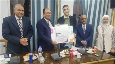 رئيس جامعة حلوان يكرم هاشم إبراهيم لإنجازه الدولي في تطوير سياسات الإعلام