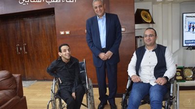 محافظ الغربية يحقق أمنية شابين من ذوي الهمم ويوفر لهما كراسي كهربائية