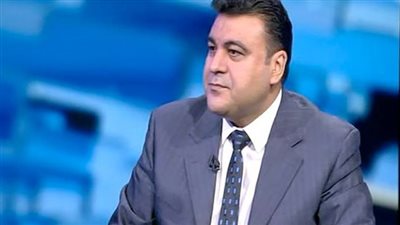 التليفزيون والهاتف إلى زوال.. خبير إعلامي: المستقبل يتجه لزراعة العدسات في العيون 