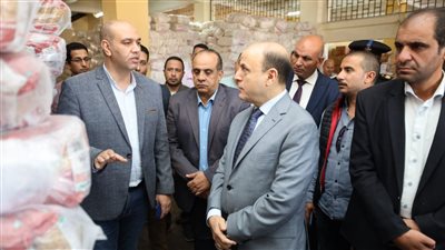 محافظ كفر الشيخ يتابع توافر السلع الغذائية والأساسية بالأسواق