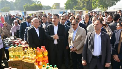 وزير التموين  يفتتح 