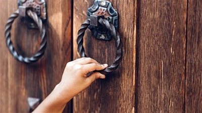 الإفتاء تكشف عن آداب الاستئذان عند دخول البيوت للزيارة