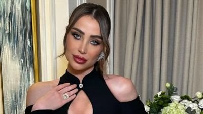 أنابيلا هلال تطل بالأسود المكشوف (صور)