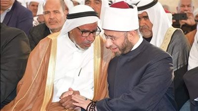 والد شهيد مسجد الروضة يهدى وزير الأوقاف لوحة فنية مميزة