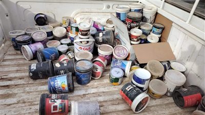 ضبط 185 عبوة بويات ودهانات منتهية الصلاحية بالفيوم 