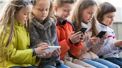 السوشيال ميديا وسيلة للهروب من اكتئاب العزلة (شاهد)