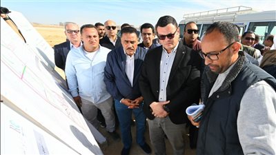 وزير الإسكان ومحافظ مطروح يتفقدان موقف تنفيذ أعمال الطرق للأراضى البديلة بمنطقة 