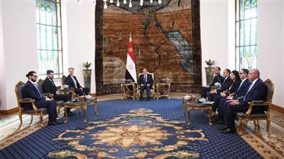 السيسي يستقبل رئيس المنتدى الاقتصادي العالمي والوفد المرافق له