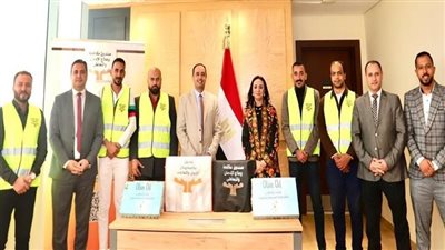 المتعافون من الإدمان بمركز العزيمة مطروح يهدون وزيرة التضامن باكورة إنتاجهم من زيت الزيتون