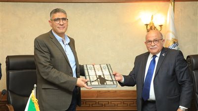 محافظ الجيزة يلتقي عدد من طلاب الفرقة الرابعة بكلية الفنون الجميلة بجامعة الإسكندرية 