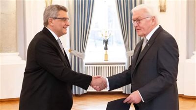 السفير المصري لدى جمهورية ألمانيا الاتحادية يقدم أوراق إعتماده