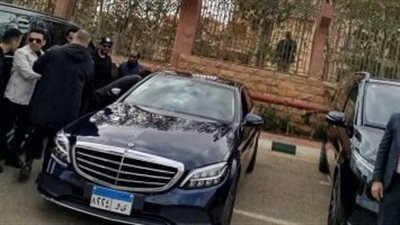 جنازة الملحن محمد رحيم.. محمد منير باكيًا أثناء توديعه الأخير