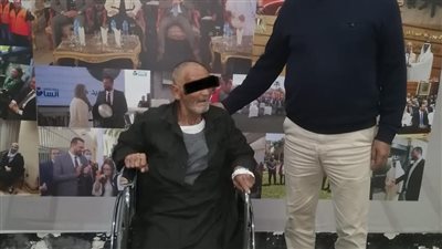 إنقاذ مُسن بلا مأوى ونقله لإحدى دور الرعاية الاجتماعية بعد تلقيه العلاج