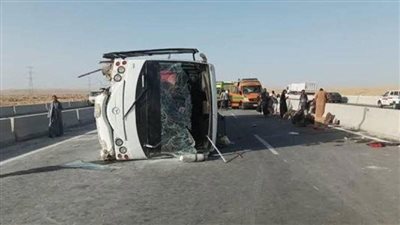 مصرع سائق واصابة طالبين إثر انقلاب ميني باص