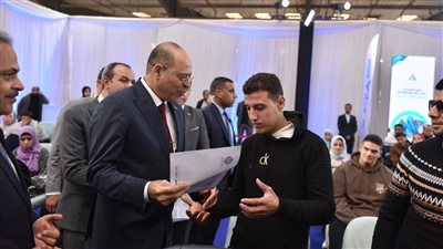 وزير العمل ومحافظ الشرقية يُسلمان عقود عمل لذوي الهمم