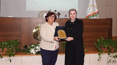 كيوان تتسلم درع النيابة الإدارية بمناسبة حملة 16 يومًا لمناهضة العنف ضد المرأة 