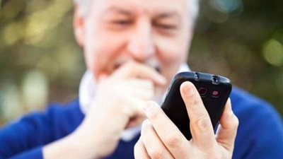 دراسة تكشف تأثير الإنترنت على الصحة العقلية لكبار السن