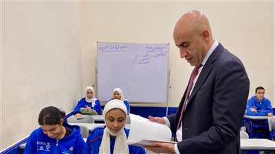 وزير التربية والتعليم يزور مدرسة 