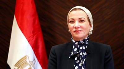 وزيرة البيئة تتوجه إلى البحر الأحمر لمتابعة حادث شحوط سفينة شحن بالقصير 