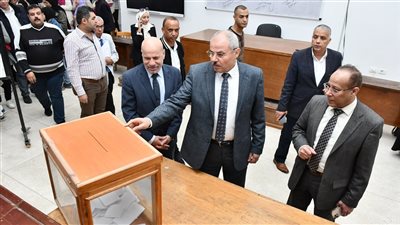 رئيس جامعة قناة السويس يتفقد مقار اللجان الانتخابية
