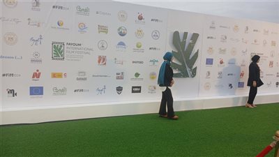 تجهيز السجادة الخضراء فى مهرجان الفيوم السينمائي 